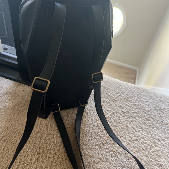 Black Coffin-Shaped Crossbody Bag - Picture 2 of 4